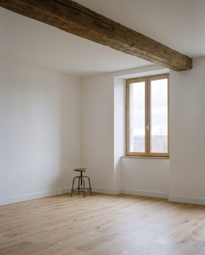 Séjour rénové, parquet en chêne clair et poutre ancienne conservée