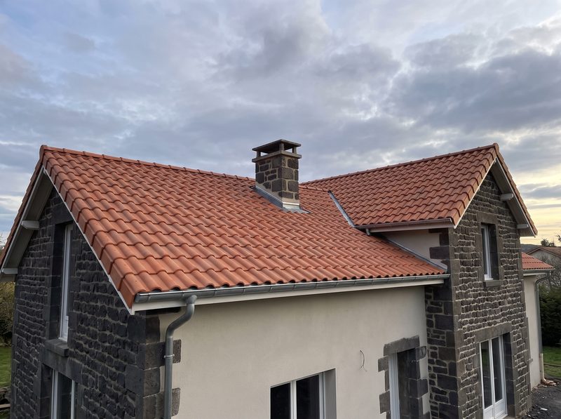 Toiture neuve en tuiles romanes, gouttières et descente en zinc